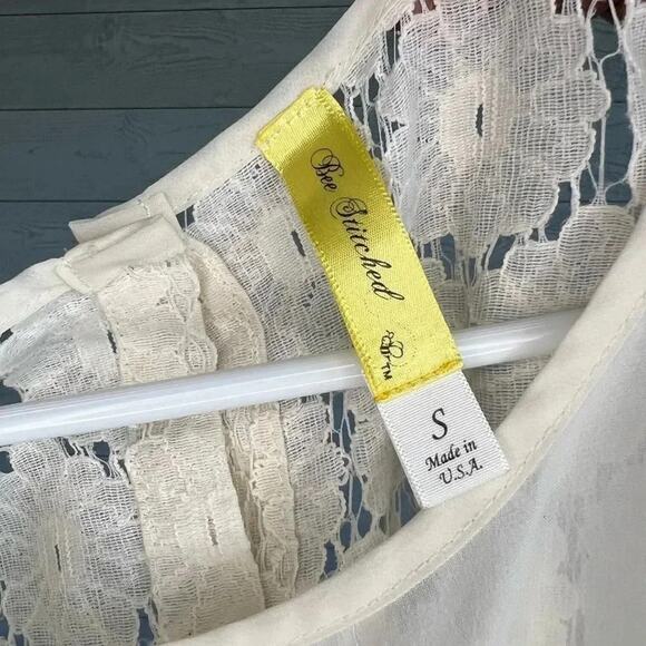 Bee Stitched cream sheer sleeveless top with back lace panel Size Small - Picture 6 of 6